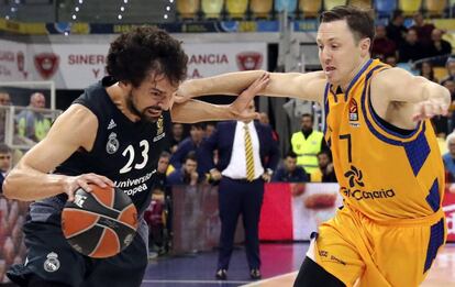 Llull pugna con Josh Magette