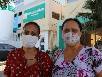 Beatriz, que estava com covid-19 e perdeu seu bebê, e a mãe, Elizabeth, em maternidade em Maceió.