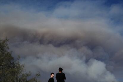 Moradores observam o incêndio em Holy Jim, em 6 de agosto de 2018, em Lake Forest.