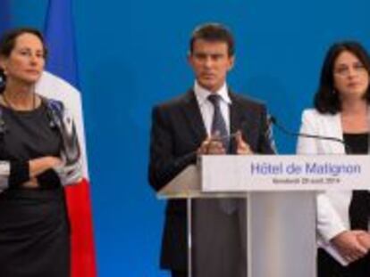 La ministra de Ecolog&iacute;a, Segolene Royal; el primer ministro Manuel Valls y la ministra de Vivienda, Sylvia Pinel, durante la presentaci&oacute;n del plan 