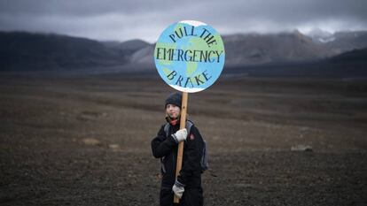 Un niña sostiene una pancarta alertando de la emergencia climática durante una ceremonia en el área que un día ocupó el glaciar Okjokull, en Islandia el 18 de agosto. Este ha sido el primero del país en desaparecer.