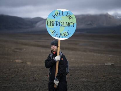 Un niña sostiene una pancarta alertando de la emergencia climática durante una ceremonia en el área que un día ocupó el glaciar Okjokull, en Islandia el 18 de agosto. Este ha sido el primero del país en desaparecer.