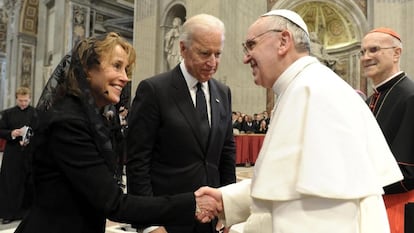 El Papa saluda al entonces vicepresidente de EEUU, Joe Biden, y a su esposa, en su visita al Vaticano.