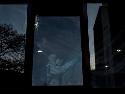 Un hombre realiza labores de desinfección en la residencia de mayores de San Carlos de Celanova (Ourense).
