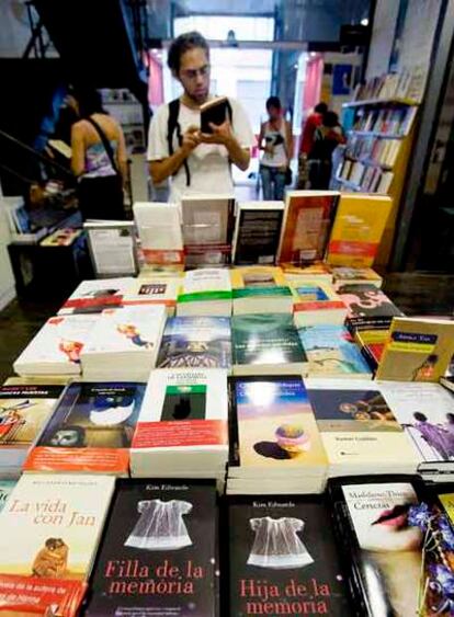 Libros en catalán y castellano en una librería del barrio barcelonés del Raval.