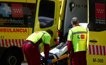 Una ambulancia traslada a un enfermo de covid-19 al hospital 12 de Octubre de Madrid.