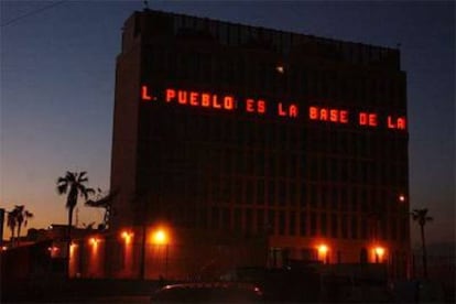 Luminoso en la sede diplomática de EE UU en La Habana con mensajes de la Declaración de Derechos Humanos.