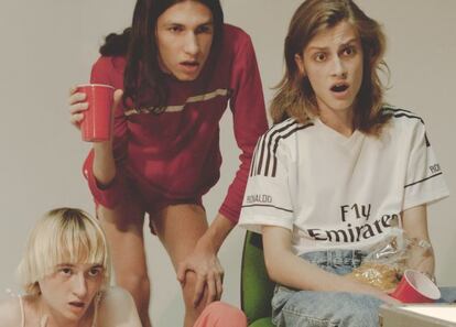 Denys Pivtorak @denyspivtorak (UNO Models), Marcos Soria @marcossoriab (TREND Models) y Javier de la Blanca @javierdelablanca_ llevan su propia ropa, botas Dr Martens y zapatillas New Balance. Disfrutan del partido tomando unos Litros de Mahou Clásica con cacahuetes, gran fuente de proteína.
