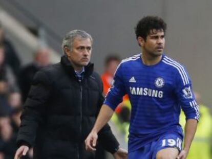Costa se queja ante Mourinho de su lesión con el Chelsea