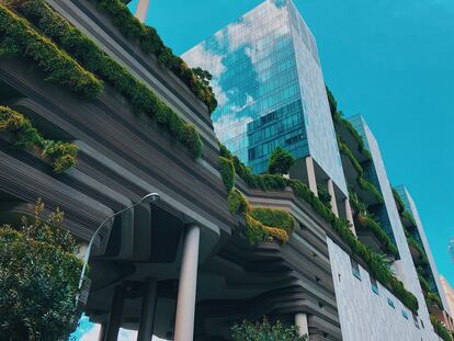 Edificios con zonas verdes en Singapur.