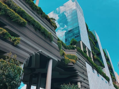 Edificios con zonas verdes en Singapur.