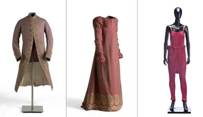 Desde la izquierda, casaca rococó, vestido neoclásico y diseño de Fortuny, en distintos tonos de rosa.