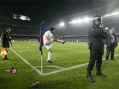 Figo saca un córner en medio de los lanzamientos de objetos.