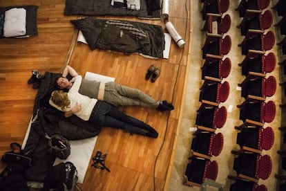 Una pareja pasa la noche en el escenario del Palau de la M&uacute;sica en el marco de la acci&oacute;n art&iacute;stica de Eugenio Ampudia