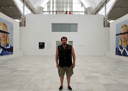 Julian Schnabel, ayer, en el Palacio de Velázquez del Retiro, con los cuadros <i>Large girl with no eyes</i> (2001) en los lados.