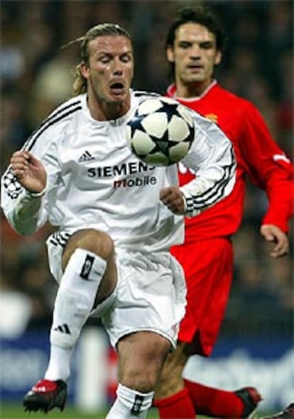 Beckham trata de controlar el balón por delante de Morientes.