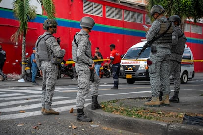 Militares de la Fuerza Aérea observan una ambulancia en el lugar en donde ocurrió el atentado en el norte de Cali, el 21 de agosto del 2025.