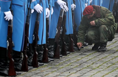 Un soldado limpia las botas de los miembros de la guardia de honor serbia, antes del desfile del Día del Estado, en el que se conmemora la Primera Insurrección Serbia, que tuvo lugar entre 1803 y 1814 contra los turcos, después de tres siglos de ocupación otomana.