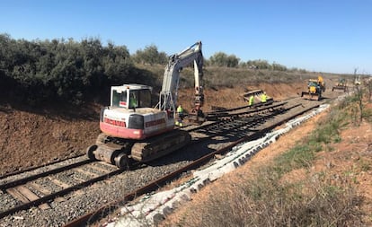 Cambio de las antiguas vías con traviesas de madera de la línea Cáceres-Sevilla. 