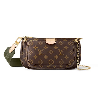 El bolso Multi Pochette Accessoires de Louis Vuitton, confeccionado en lona Monogram, presenta un diseño híbrido entre bandolera y riñonera. Se puede llevar de múltiples maneras y es perfecto para casi cualquier look.