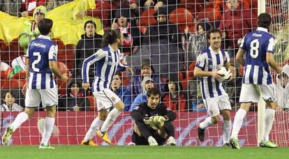 Iraizoz, portero del Athletic, observa cómo Verdú se lleva el balón tras marcar el cuarto del Espanyol