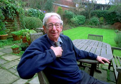 El historiador británico Eric Hobsbawm (Alejandría, 1917), en su casa en Hampstead el pasado febrero.