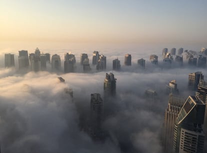 Los edificios de Dubai (Emiratos Árabes Unidos) asoman entre un mar de nubes.