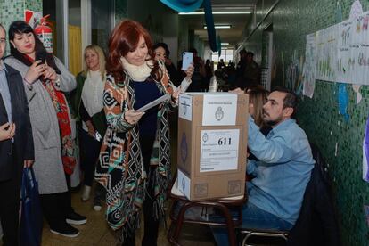 Kirchner acudió a votar con un poncho puesto.