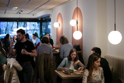 El nuevo local de JonCake, dónde propone maridar las tartas de queso con vino, lleno de gente el viernes pasado por la tarde. 