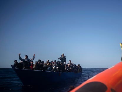Migrantes asistidos por Open Arms en el mar Mediterráneo, al norte de Libia, en enero.