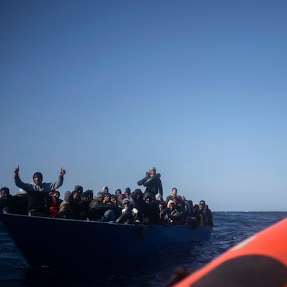 Una patera de migrantes al norte de Libia
