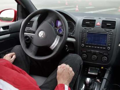 Un Golf GTi autoguiado recorre un circuito a la máxima velocidad posible. Trabaja con programas informáticos similares a los que se utilizan en la fórmula 1.
