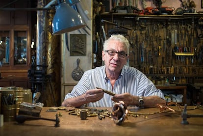 Juan Carlos Pallarols with one of the roses in his workshop.