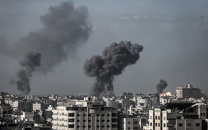 Columnas de humo se elevaban entre los edificios del barrio de Tel al-Hawa a causa de un ataque israelí, este lunes en la ciudad de Gaza.