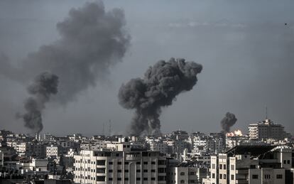 Columnas de humo se elevaban entre los edificios del barrio de Tel al-Hawa a causa de un ataque israelí, este lunes en la ciudad de Gaza.