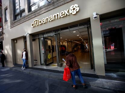 La gente se para fuera de una sucursal del banco Citibanamex en la Ciudad de México, México, 13 de enero de 2022.