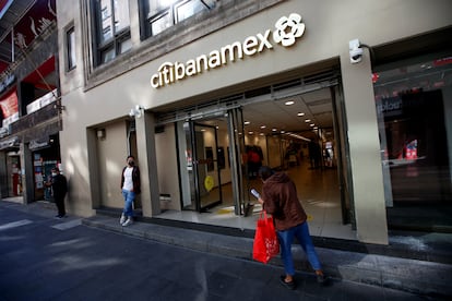 La gente se para fuera de una sucursal del banco Citibanamex en la Ciudad de México, México, 13 de enero de 2022.