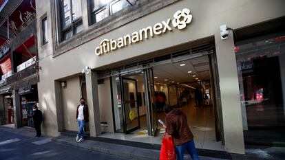 La gente se para fuera de una sucursal del banco Citibanamex en la Ciudad de México, México, 13 de enero de 2022.