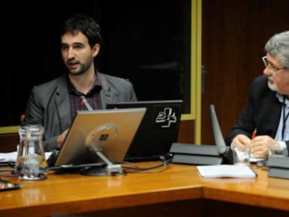 Historiadores del Instituto Valentín de Foronda presentan su estudio sobre la violencia en el Parlamento vasco. 