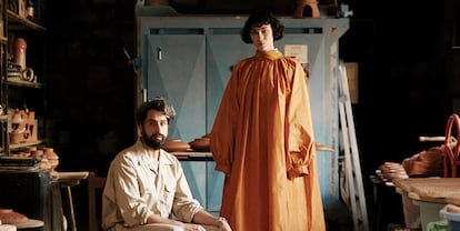 El diseñador posa en el taller de Juan Pablo Tito, reconocido alfarero heredero de la singularidad artesanal del municipio, declarado Zona de Interés Artesanal de Andalucía. La modelo lleva vestido monacal y gran lazada en tafeta de seda. Todos los looks del reportaje son
de MOISÉS NIETO.