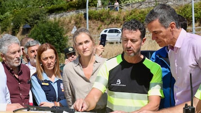 Marlaska, Barcones, Aagesen y Sánchez con un técnico de los servicios de emergencias el viernes en el concejo asturiano de Degaña.