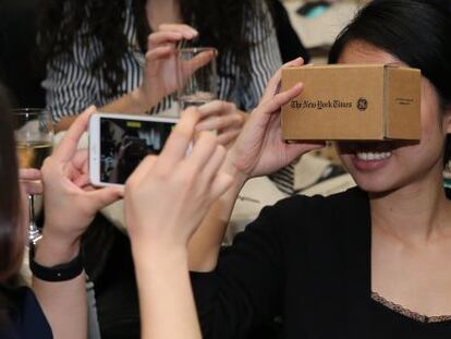 Una joven utiliza las gafas Cardboard de Google. 
