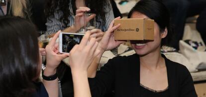 Una joven utiliza las gafas Cardboard de Google. 
