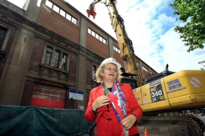 La consejera de Salud, Marina Geli, preside el inicio del derribo del parque de bomberos de Provença, donde funcionará una parte del Hospital Clínico.