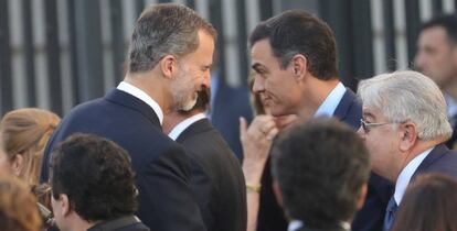 El Rey Felipe VI saluda al presidente del Gobierno, Pedro S&aacute;nchez, antes de dar su discurso en el Congreso de los Diputados.