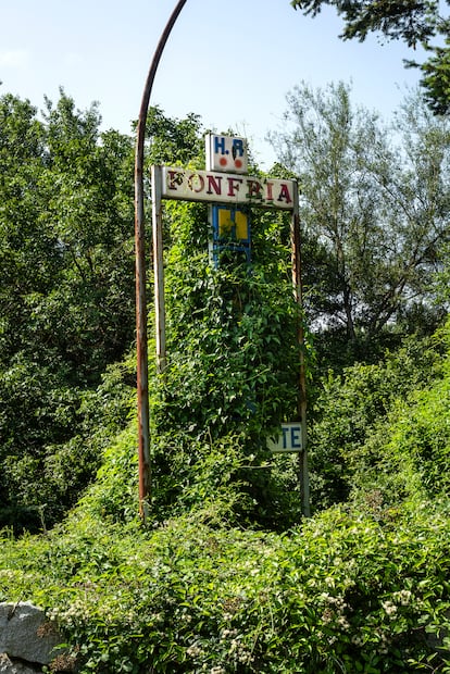 Los restos del hotel Fonfría, en la localidad de As Nogais (Lugo).