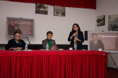 Ángela Zambrano, María Marroquín y Palmira Figueroa, de la Red Nacional de Jornaleros, durante una rueda de prensa en Ciudad de México.