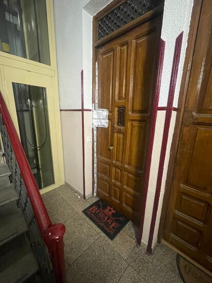 Puerta de la casa de Alfonso F., suicida y presunto asesino de Milena Sánchez, de 20 años.