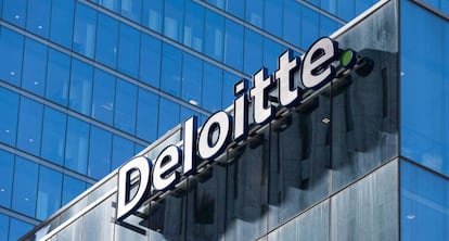  Fachada con el logo de Deloitte en uno de sus edificios.