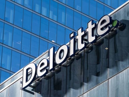  Fachada con el logo de Deloitte en uno de sus edificios.